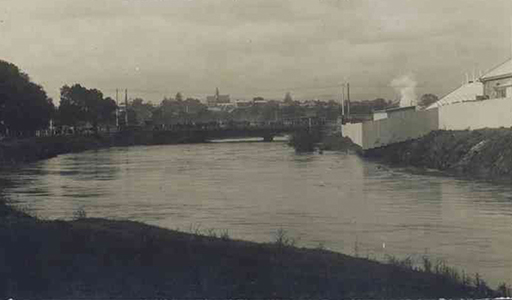 Hindmarsh Bridge Floods, July 1917 (SLSA B28169)